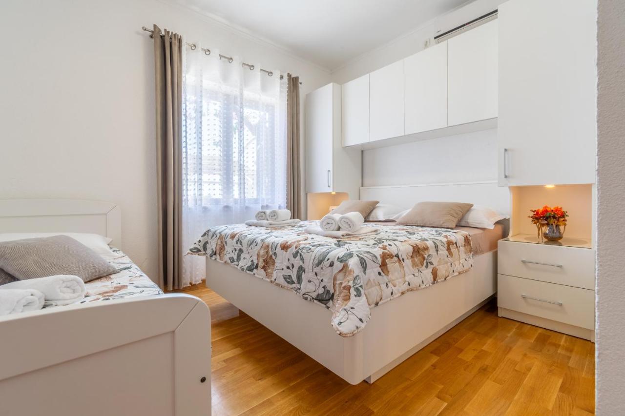 Sweet Triple Room In Makarska Exterior foto
