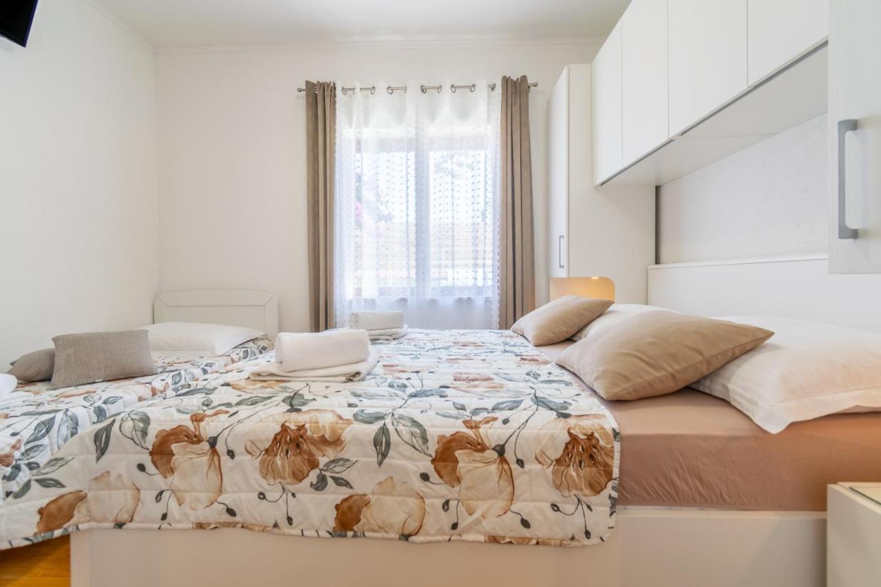 Sweet Triple Room In Makarska Exterior foto